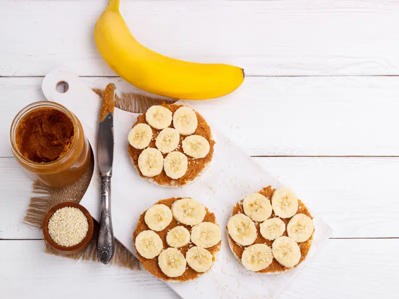 Peanut food and banana atom cakes