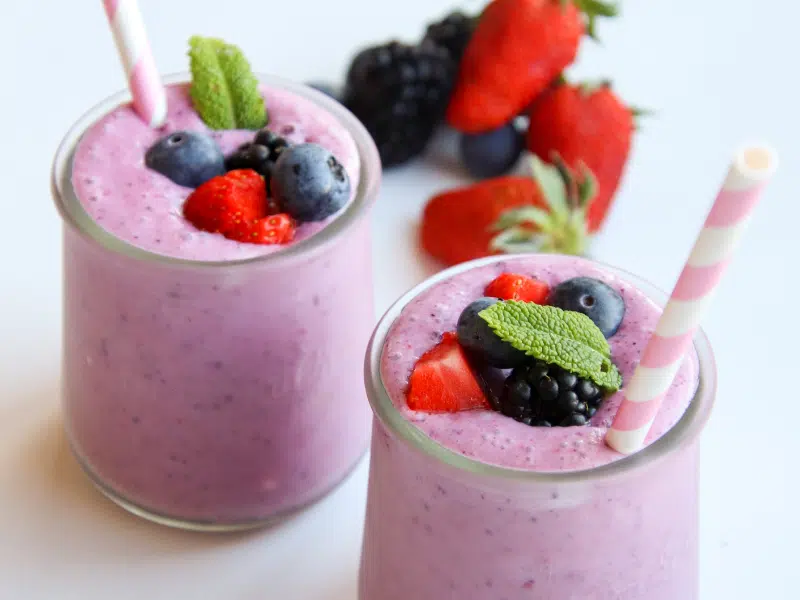 Smoothie-with-fruit-and-straw